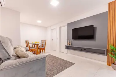 Uma televisão e/ou sistema de entretenimento em Apto 2 suites a poucos passos da av. principal.