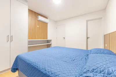 Uma cama ou camas num quarto em Apto 2 suites a poucos passos da av. principal.