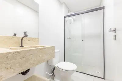 Uma casa de banho em Apto 2 suites a poucos passos da av. principal.