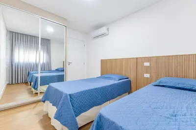 Uma cama ou camas num quarto em Apto 2 suites a poucos passos da av. principal.