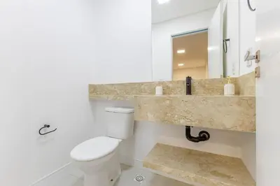 Uma casa de banho em Apto 2 suites a poucos passos da av. principal.