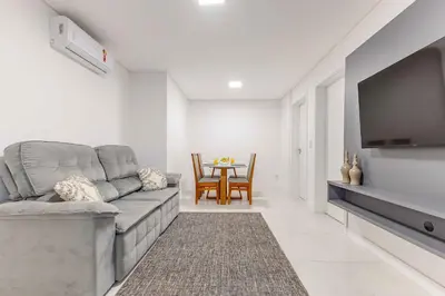 Uma área de estar em Apto 2 suites a poucos passos da av. principal.