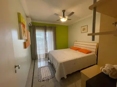 Uma cama ou camas num quarto em Apto beira mar Itapema