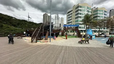 A área de jogos para crianças em Apto beira mar Itapema