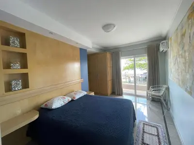 Uma cama ou camas num quarto em Apto beira mar Itapema