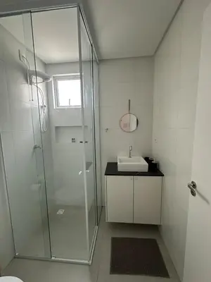 Uma casa de banho em Apto novo Itapema