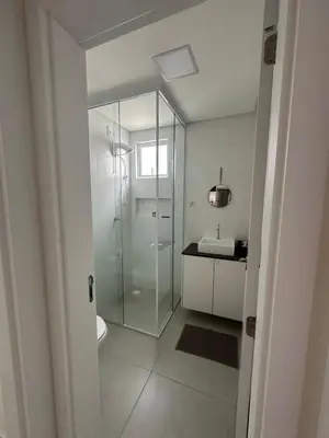 Uma casa de banho em Apto novo Itapema