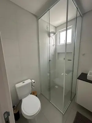 Uma casa de banho em Apto novo Itapema
