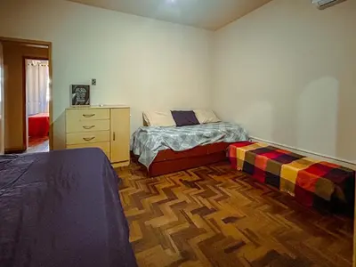 Uma cama ou camas num quarto em Apartamento amplo para famílias 3 quartos a poucos passos da praia, Barra Sul