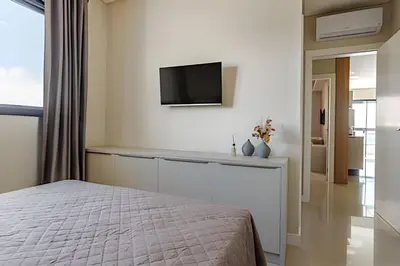 Uma cama ou camas num quarto em 2 Quartos c/ Churrasqueira | Conforto Porto Belo