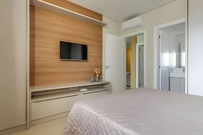 Uma cama ou camas num quarto em 2 Quartos c/ Churrasqueira | Conforto Porto Belo