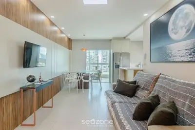 Uma televisão e/ou sistema de entretenimento em Apto 3 Suites a 600m da praia em Porto Belo PDP904