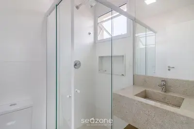 Uma casa de banho em Apto 3 Suites a 600m da praia em Porto Belo PDP904