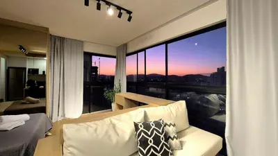 Uma área de estar em CURTA! |165| Lindo Studio | Próx Centro de Eventos