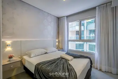 Uma cama ou camas num quarto em Apto 3Q moderno prox. do mar em Meia Praia EMA0201