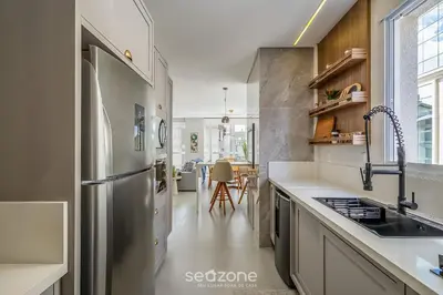 A cozinha ou kitchenette de Apto 3Q moderno prox. do mar em Meia Praia EMA0201