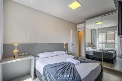 Uma cama ou camas num quarto em Apto 3Q moderno prox. do mar em Meia Praia EMA0201