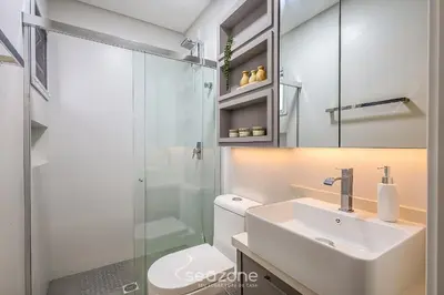 Uma casa de banho em Apto 3Q moderno prox. do mar em Meia Praia EMA0201