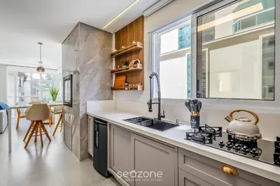 A cozinha ou kitchenette de Apto 3Q moderno prox. do mar em Meia Praia EMA0201