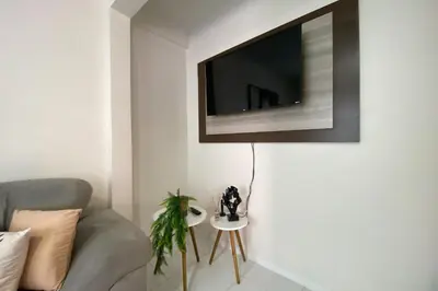 Uma televisão e/ou sistema de entretenimento em Apto no Centro de Governador Celso Ramos! 0210