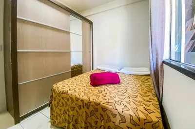 Uma cama ou camas num quarto em Apto no Centro de Governador Celso Ramos! 0210