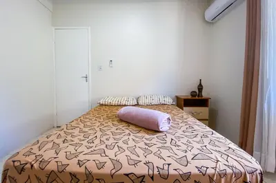 Uma cama ou camas num quarto em Apto no Centro de Governador Celso Ramos! 0210