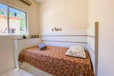Uma cama ou camas num quarto em Apto no Centro de Governador Celso Ramos! 0210