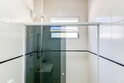 Uma casa de banho em Apto no Centro de Governador Celso Ramos! 0210