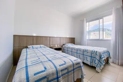 Uma cama ou camas num quarto em Amplo apto com vista para o mar na praia! 0214