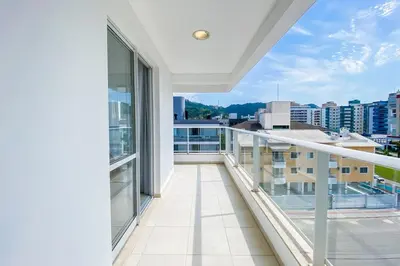 Uma vista geral da montanha ou uma vista da montanha a partir do apartamento