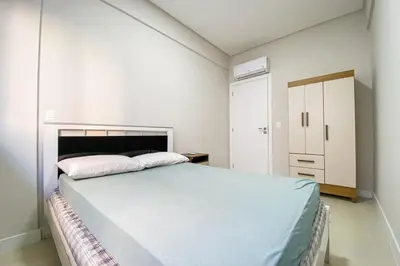 Uma cama ou camas num quarto em Apto novo com piscina livre aos hóspedes! - 0188