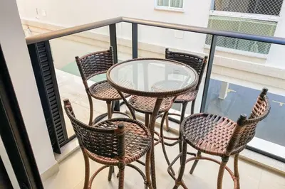 Uma varanda ou terraço em Apto novo com piscina livre aos hóspedes! - 0188
