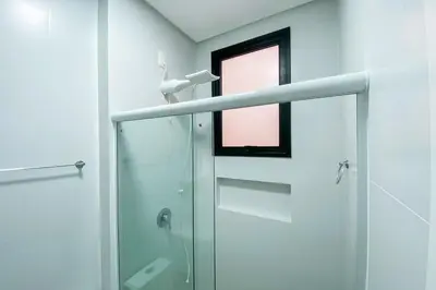 Uma casa de banho em Apto novo com piscina livre aos hóspedes! - 0188