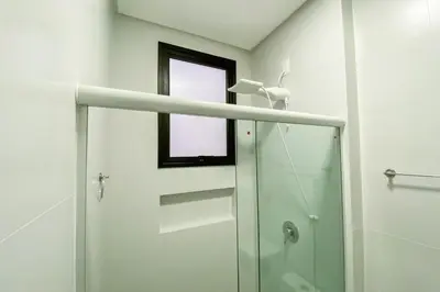 Uma casa de banho em Apto novo com piscina livre aos hóspedes! - 0188