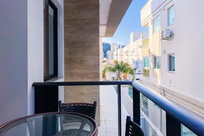 Uma varanda ou terraço em Apto novo com piscina livre aos hóspedes! - 0188