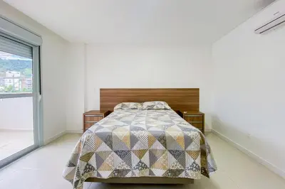 Uma cama ou camas num quarto em Apto Luxuoso com 3 Suítes - 0312