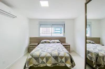 Uma cama ou camas num quarto em Apto Luxuoso com 3 Suítes - 0312