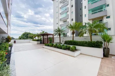 Um jardim no exterior de Apto 3 Dormitórios, 1 suíte e ampla sacada - 0314