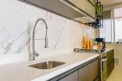 A cozinha ou kitchenette de Viva o Paraíso Apto na Praia de Palmas - 0221