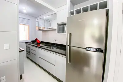 A cozinha ou kitchenette de Apto amplo de 3 dormitórios próximo da praia - 0222