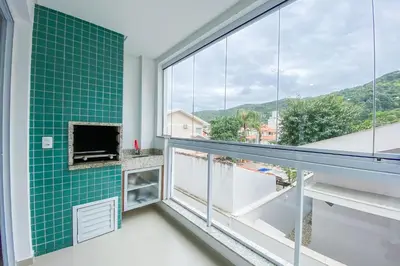 Uma televisão e/ou sistema de entretenimento em Apto amplo de 3 dormitórios próximo da praia - 0222