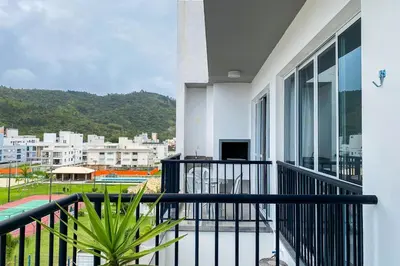 Uma vista geral da montanha ou uma vista da montanha a partir do apartamento