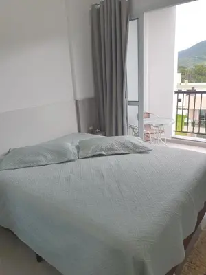Uma cama ou camas num quarto em Aconchego e Conforto Apto na Praia de Palmas - 0227