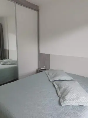 Uma cama ou camas num quarto em Aconchego e Conforto Apto na Praia de Palmas - 0227