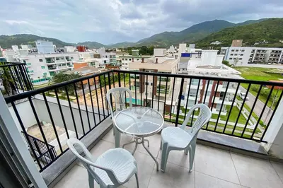 Uma vista geral da montanha ou uma vista da montanha a partir do apartamento