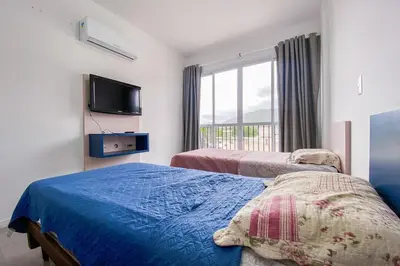 Uma cama ou camas num quarto em Aconchego e Conforto Apto na Praia de Palmas - 0227