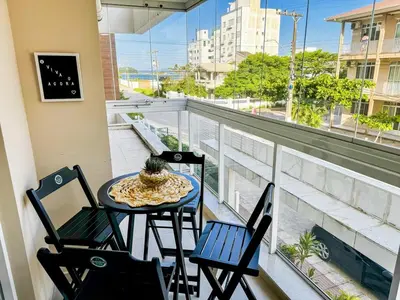 Uma varanda ou terraço em Apto 100m da Praia de Palmas - 0330