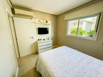 Uma cama ou camas num quarto em Apto 100m da Praia de Palmas - 0330