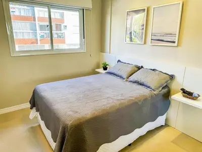 Uma cama ou camas num quarto em Apto 100m da Praia de Palmas - 0330
