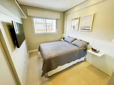 Uma cama ou camas num quarto em Apto 100m da Praia de Palmas - 0330